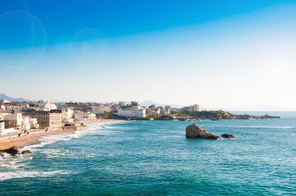 Quels sont les services proposés dans le camping Ibarron au Pays Basque ?