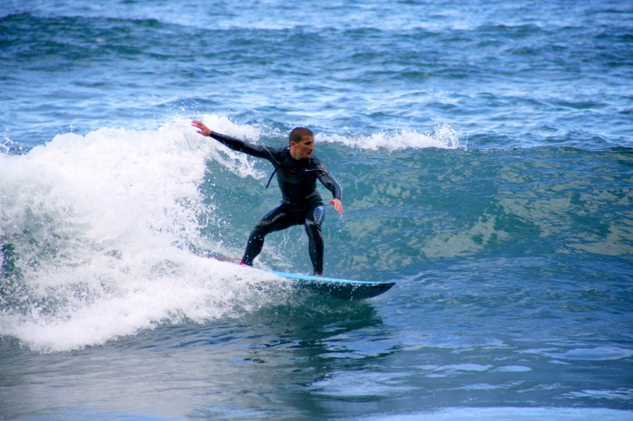 Surfer une vague